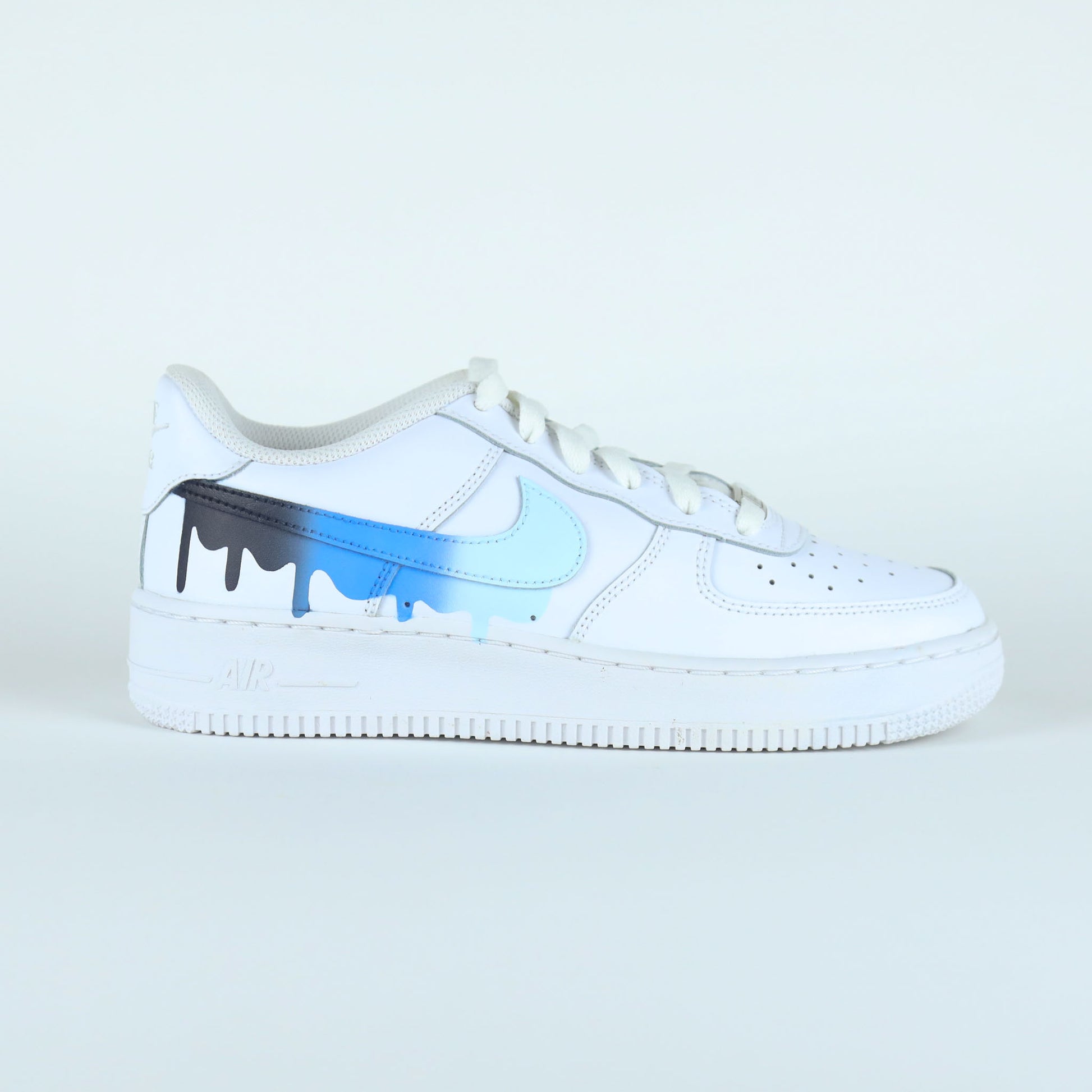 Nike Air Force 1 custom Sky Blue avec effet dripping bleu ciel, bleu foncé et noir