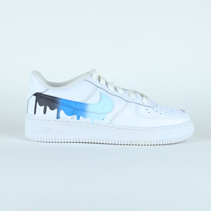 Nike Air Force 1 custom Sky Blue avec effet dripping bleu ciel, bleu foncé et noir