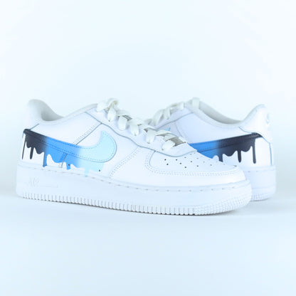 Nike Air Force 1 custom Sky Blue avec effet dripping bleu ciel, bleu foncé et noir