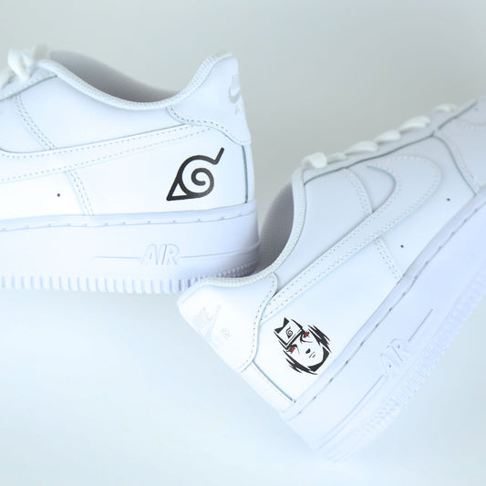 Nike Air Force 1 custom naruto manga Sasuke avec logo de Konoha et visage stylisé de Sasuke Uchiha