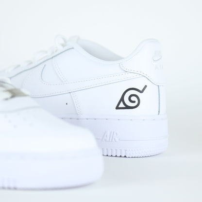 Nike Air Force 1 custom naruto manga Sasuke avec logo de Konoha et visage stylisé de Sasuke Uchiha