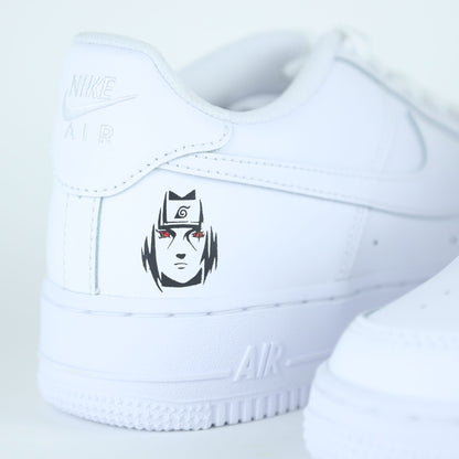 Nike Air Force 1 custom naruto manga Sasuke avec logo de Konoha et visage stylisé de Sasuke Uchiha