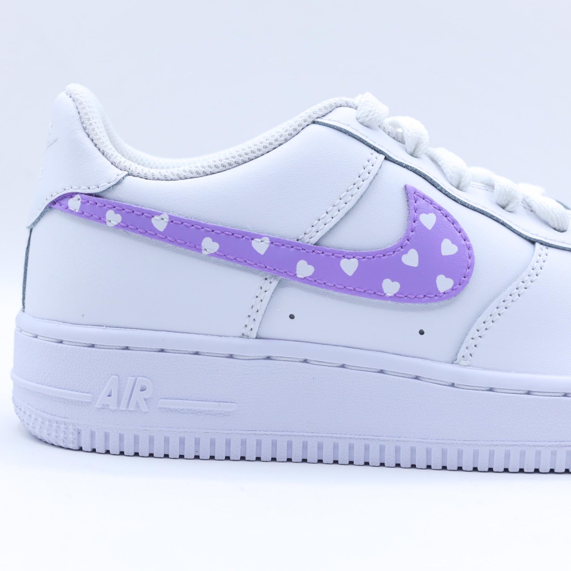 nike air force 1 custom coeurs lila sneakers nike violettes pour femme baskets personnalisées pastel af1 custom violet clair