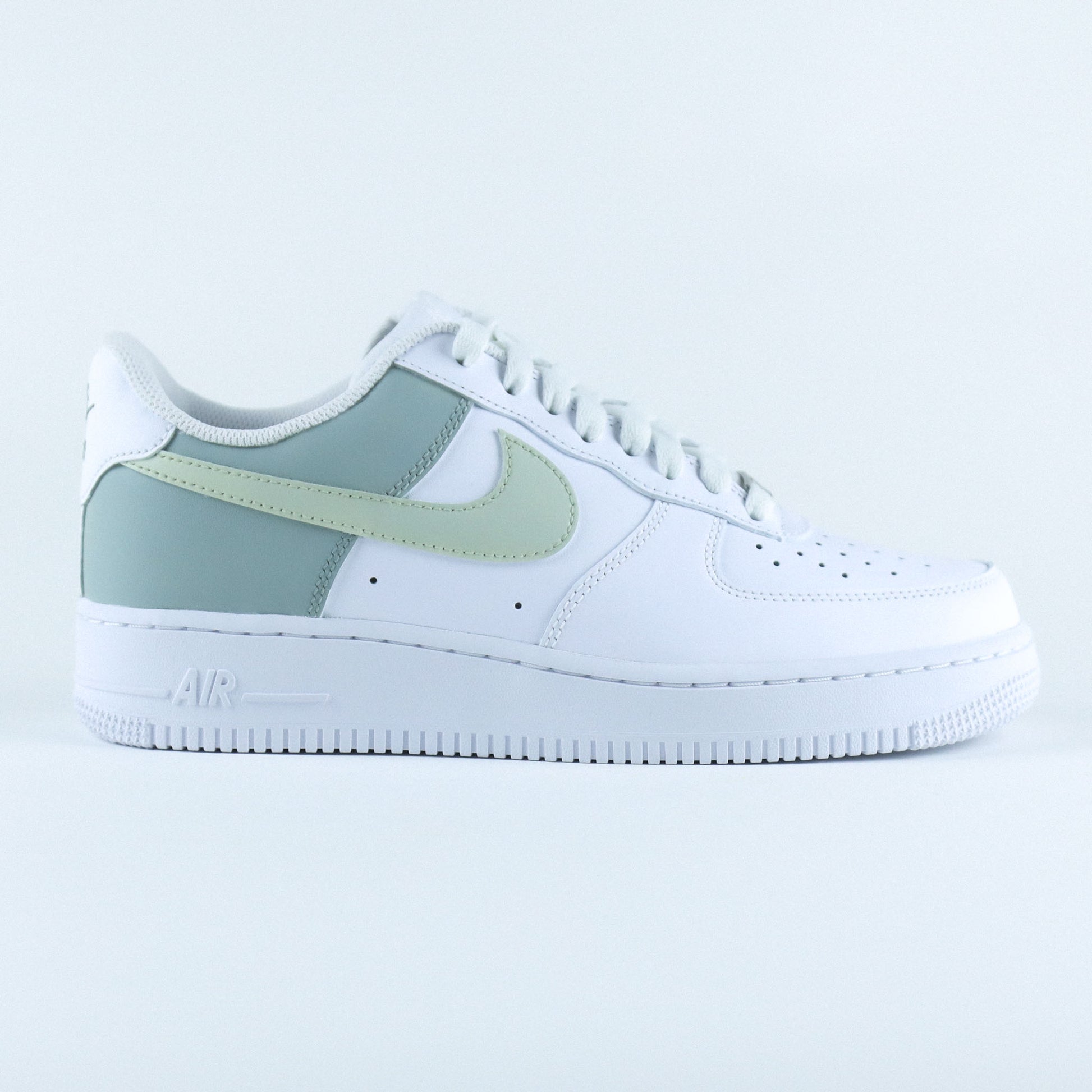 Nike Air Force 1 custom vert sauge et vert de gris – basket personnalisée à la main avec swoosh pastel