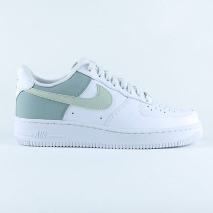 Nike Air Force 1 custom vert sauge et vert de gris – basket personnalisée à la main avec swoosh pastel