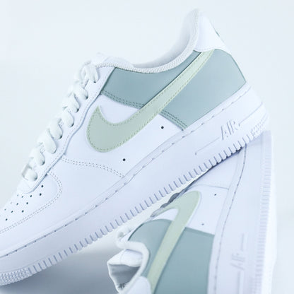 Nike Air Force 1 custom vert sauge et vert de gris – basket personnalisée à la main avec swoosh pastel