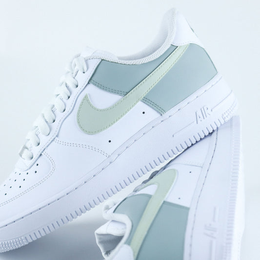 Nike Air Force 1 custom vert sauge et vert de gris – basket personnalisée à la main avec swoosh pastel