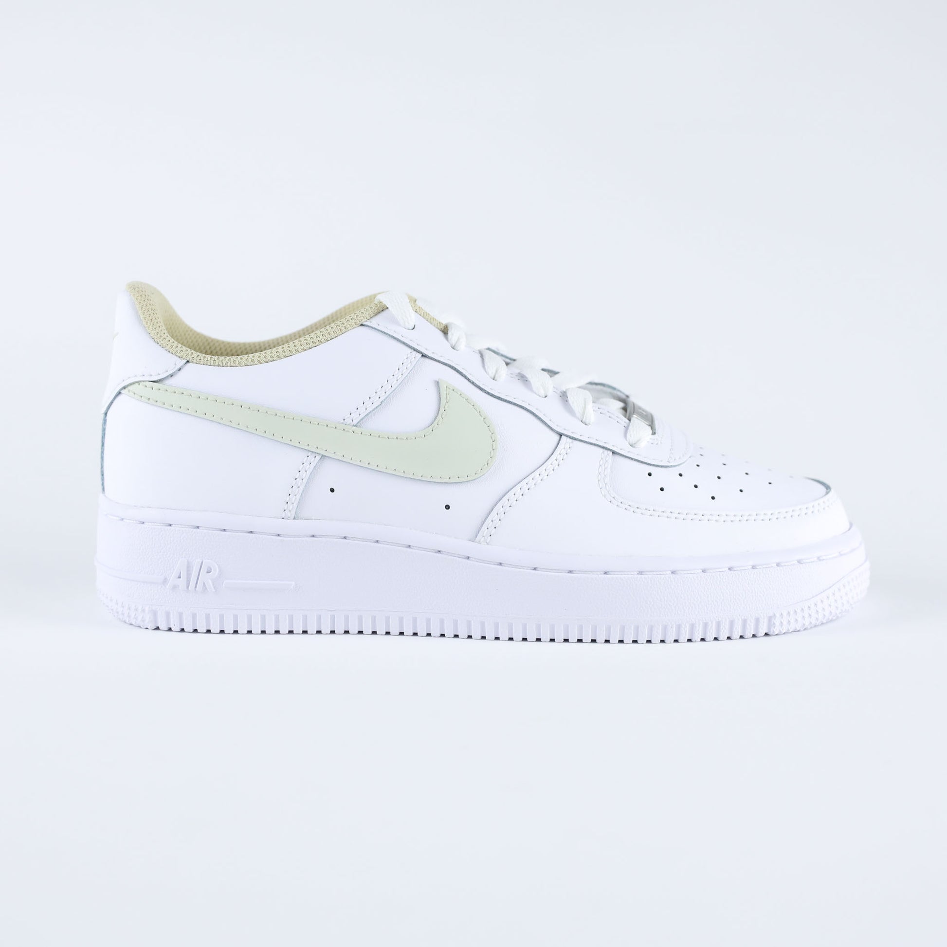 Nike Air Force 1 custom vert sauge et beige - basket personnalisée à la main, swoosh pastel