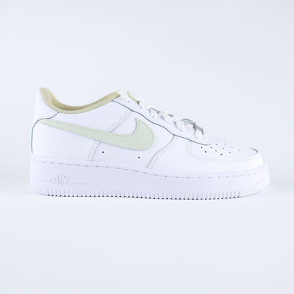 Nike Air Force 1 custom vert sauge et beige - basket personnalisée à la main, swoosh pastel