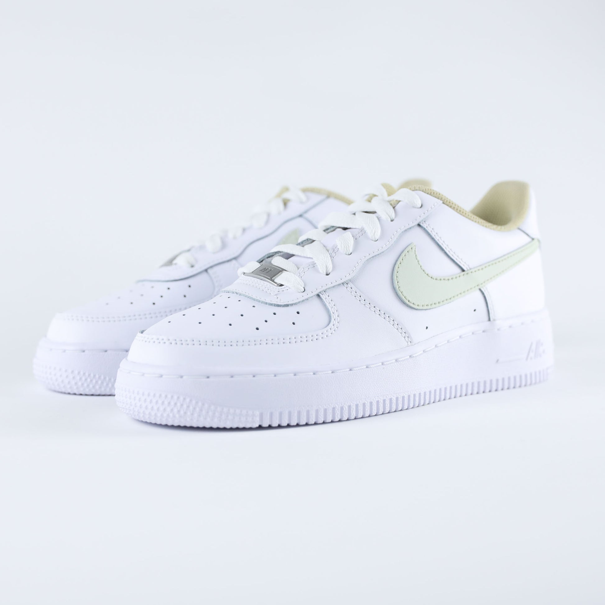 Nike Air Force 1 custom vert sauge et beige - basket personnalisée à la main, swoosh pastel