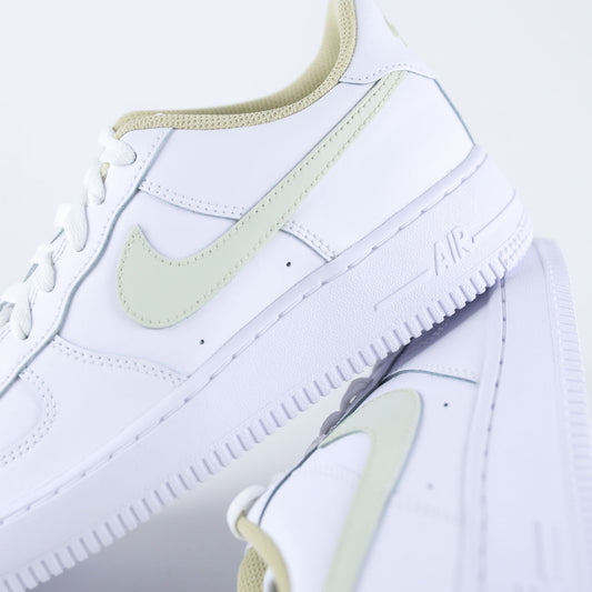 Nike Air Force 1 custom vert sauge et beige - basket personnalisée à la main, swoosh pastel