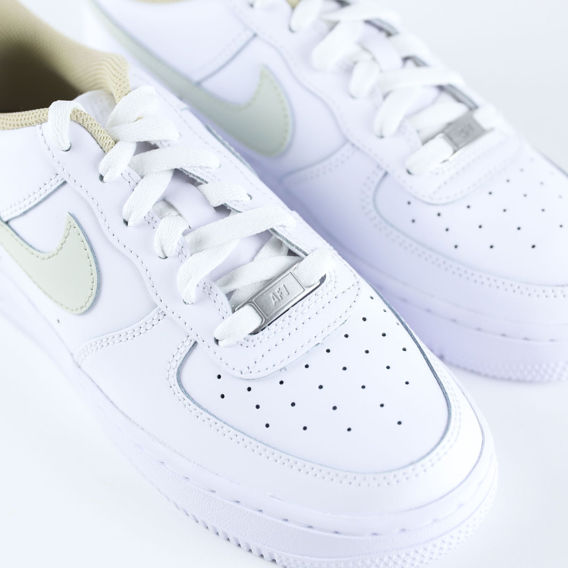 Nike Air Force 1 custom vert sauge et beige - basket personnalisée à la main, swoosh pastel