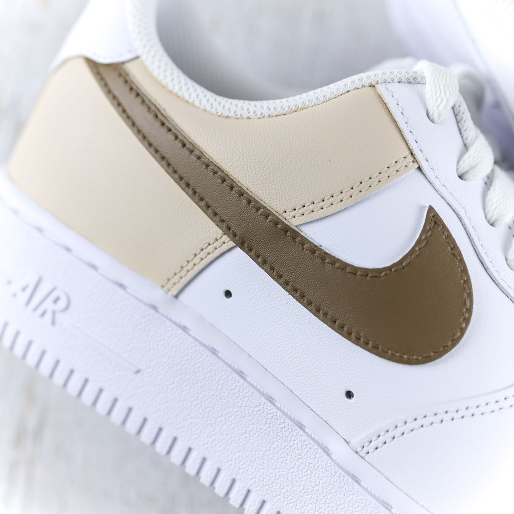 air force 1 custom blanche swoosh mocha beige latte - nike personnalisée fait main
