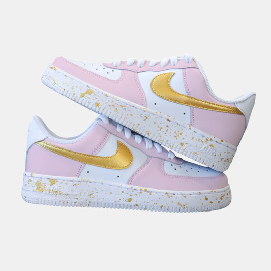 Sneakers nike Air Force 1 Custom couleur rose pastel avec swoosh et effet splash doré. Une vraie couleur Gold avec de magnifiques reflets.