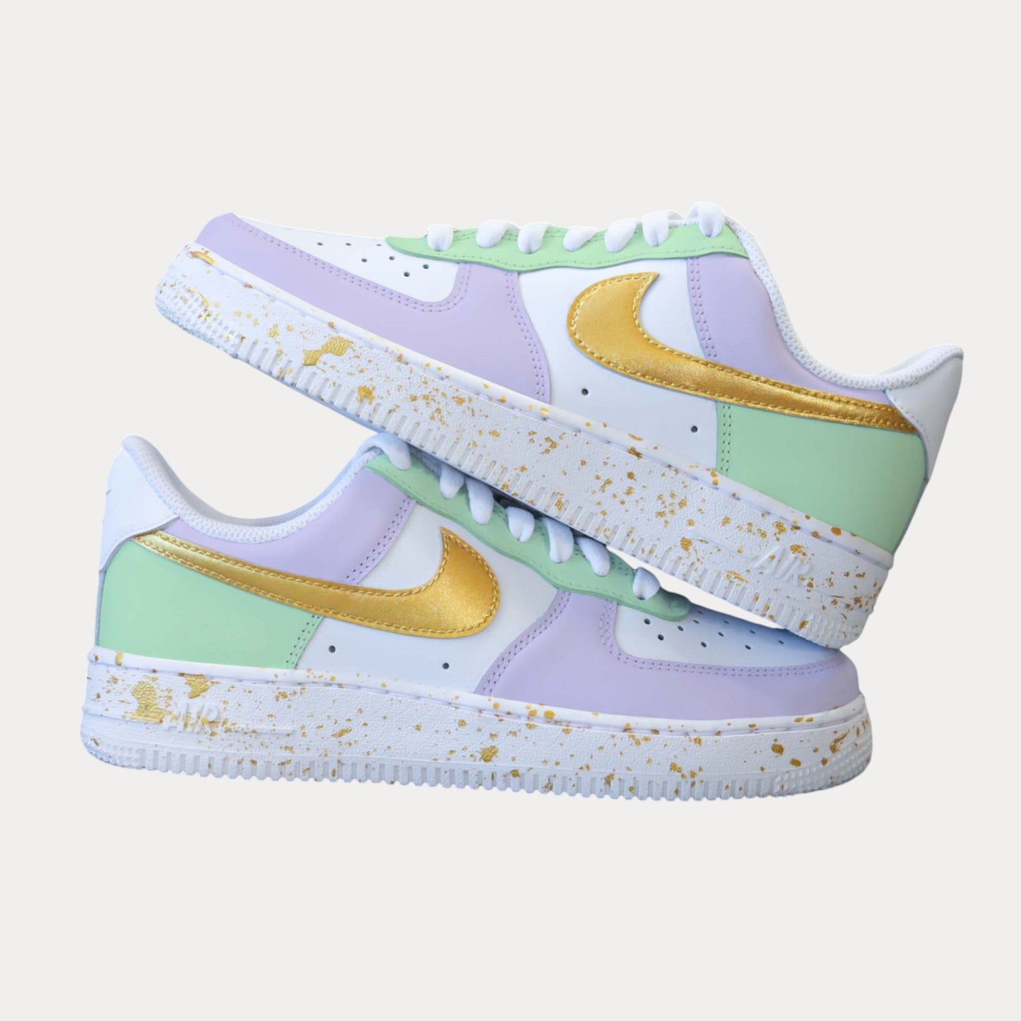 Sneakers nike Air Force 1 Custom couleur vert pastel et Lila avec swoosh et effet splash doré. Une vraie couleur Gold avec de magnifiques reflets.