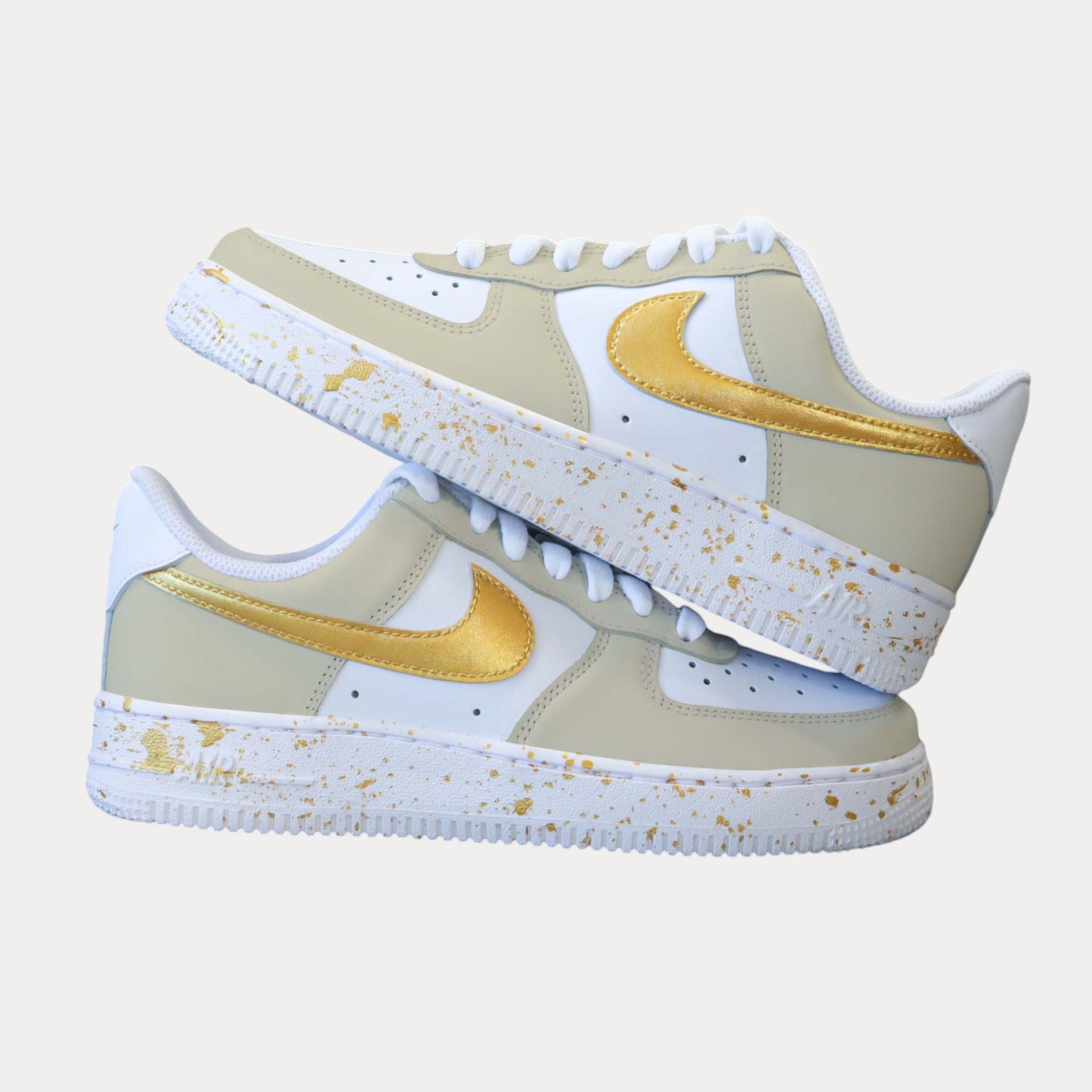 Sneakers nike Air Force 1 Custom couleur beige pastel avec swoosh et effet splash doré. Une vraie couleur Gold avec de magnifiques reflets.