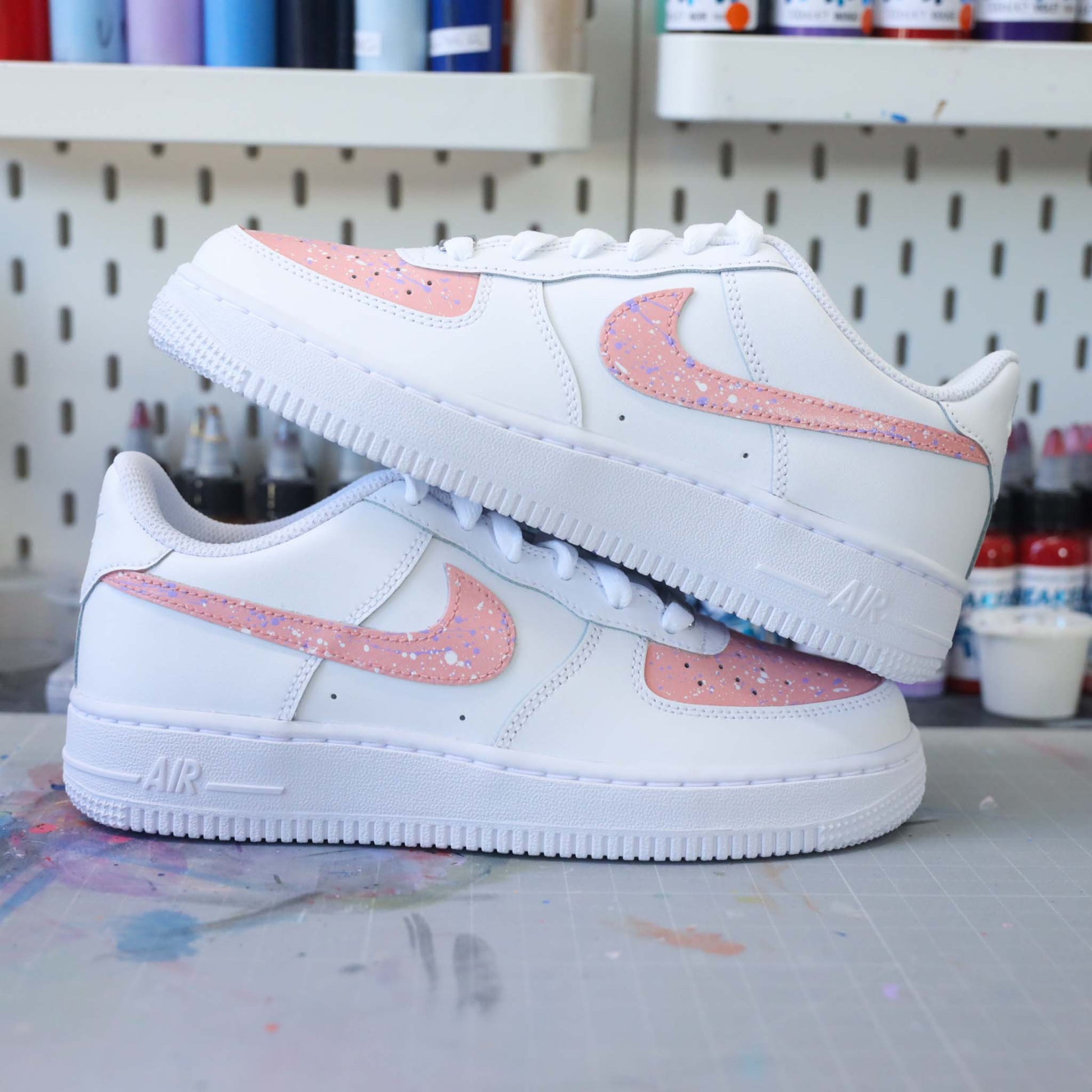 nike air force 1 custom rose pastel avec splash lila sneakers custom pour femme af1 pastel tâches de peinture