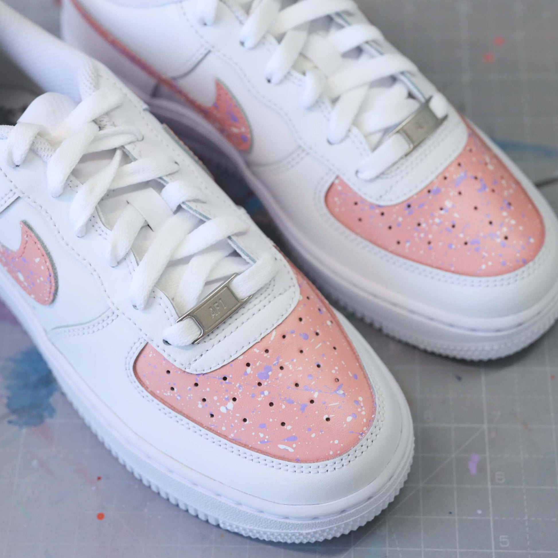 nike air force 1 custom rose pastel avec splash lila sneakers custom pour femme af1 pastel tâches de peinture