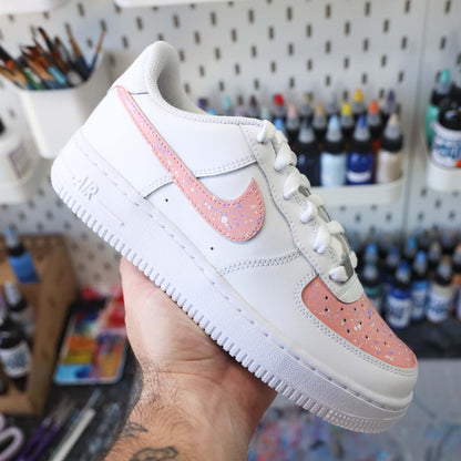 nike air force 1 custom rose pastel avec splash lila sneakers custom pour femme af1 pastel tâches de peinture