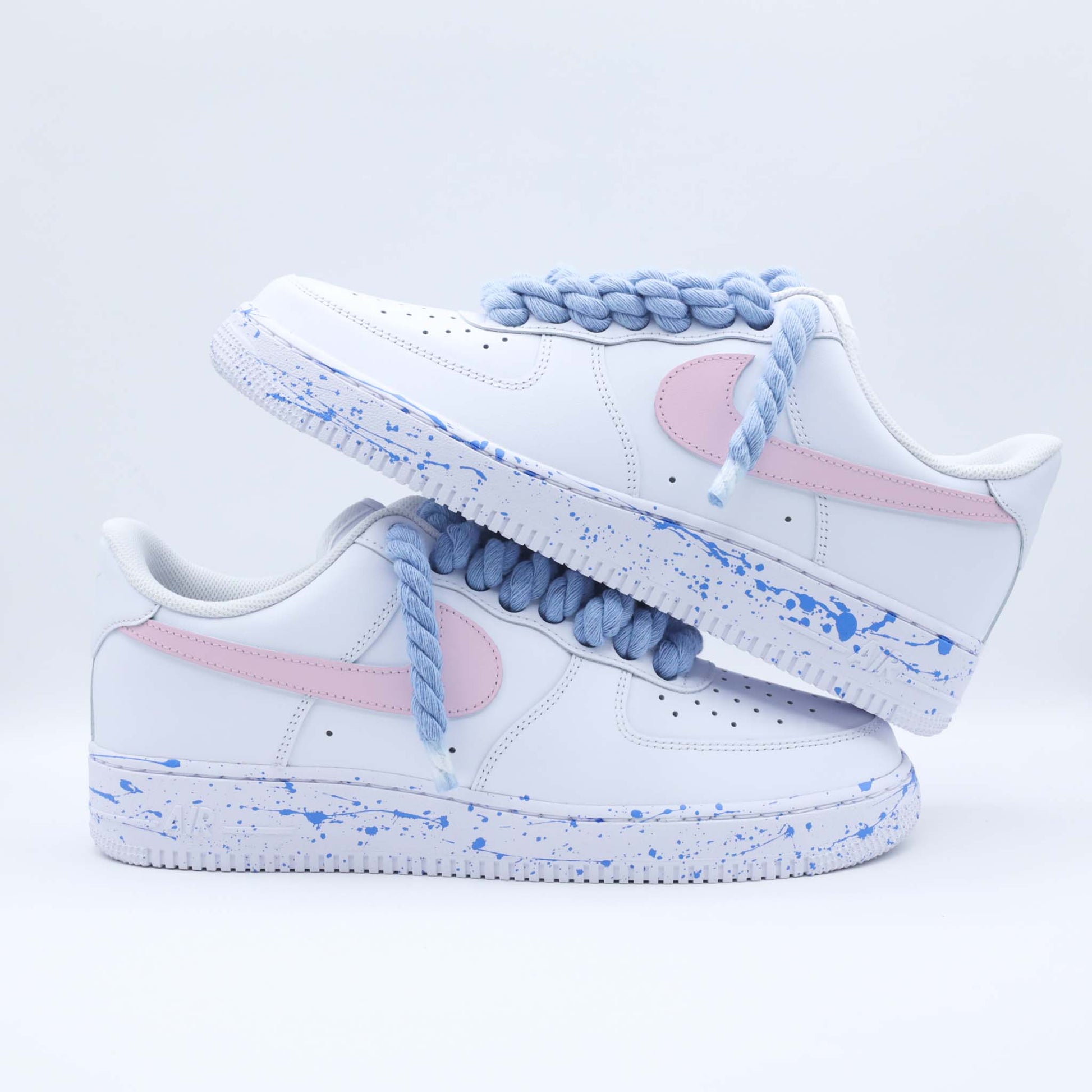 Sneakers Air Force 1 Custom Rope Laces unc blue avec splash de peinture assortis, swoosh peint en baby pink