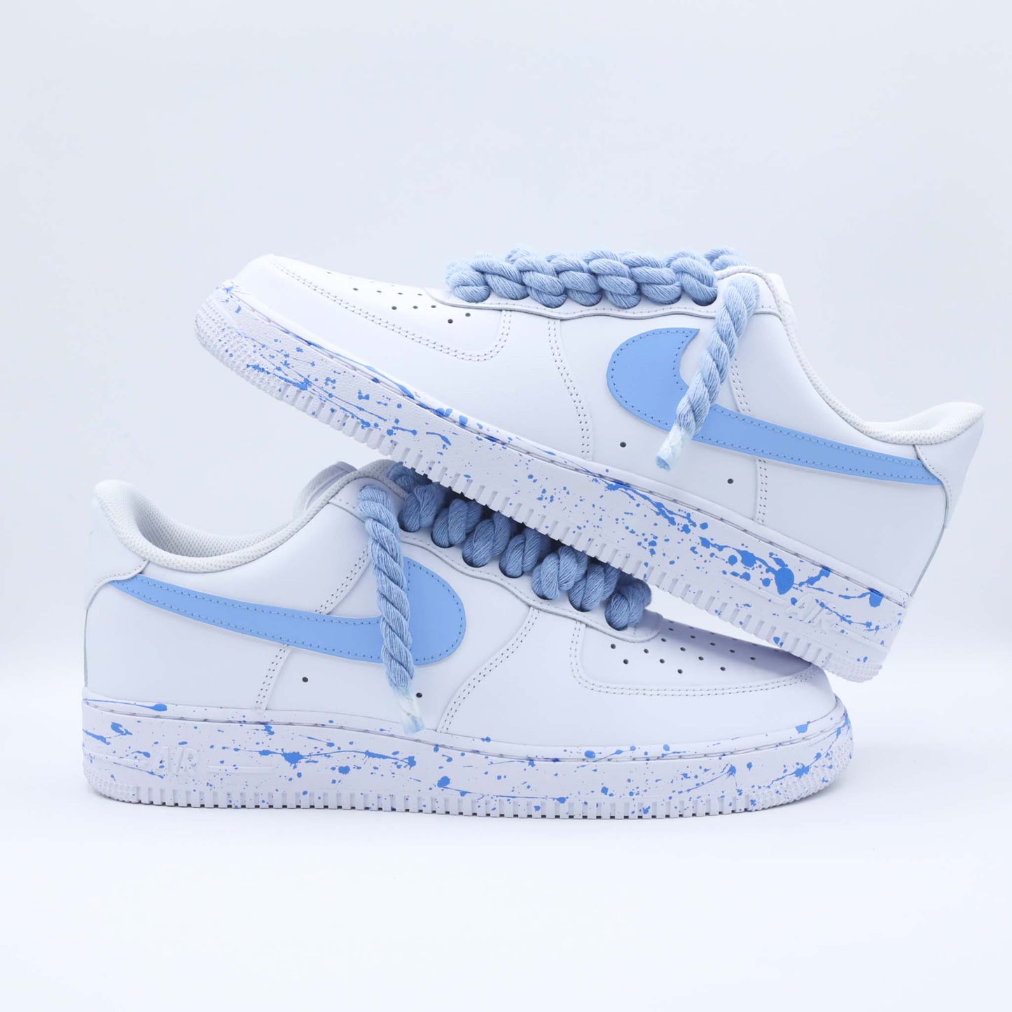 Sneakers Air Force 1 Custom Rope Laces unc blue avec splash de peinture assortis, swoosh peint en bleu pastel