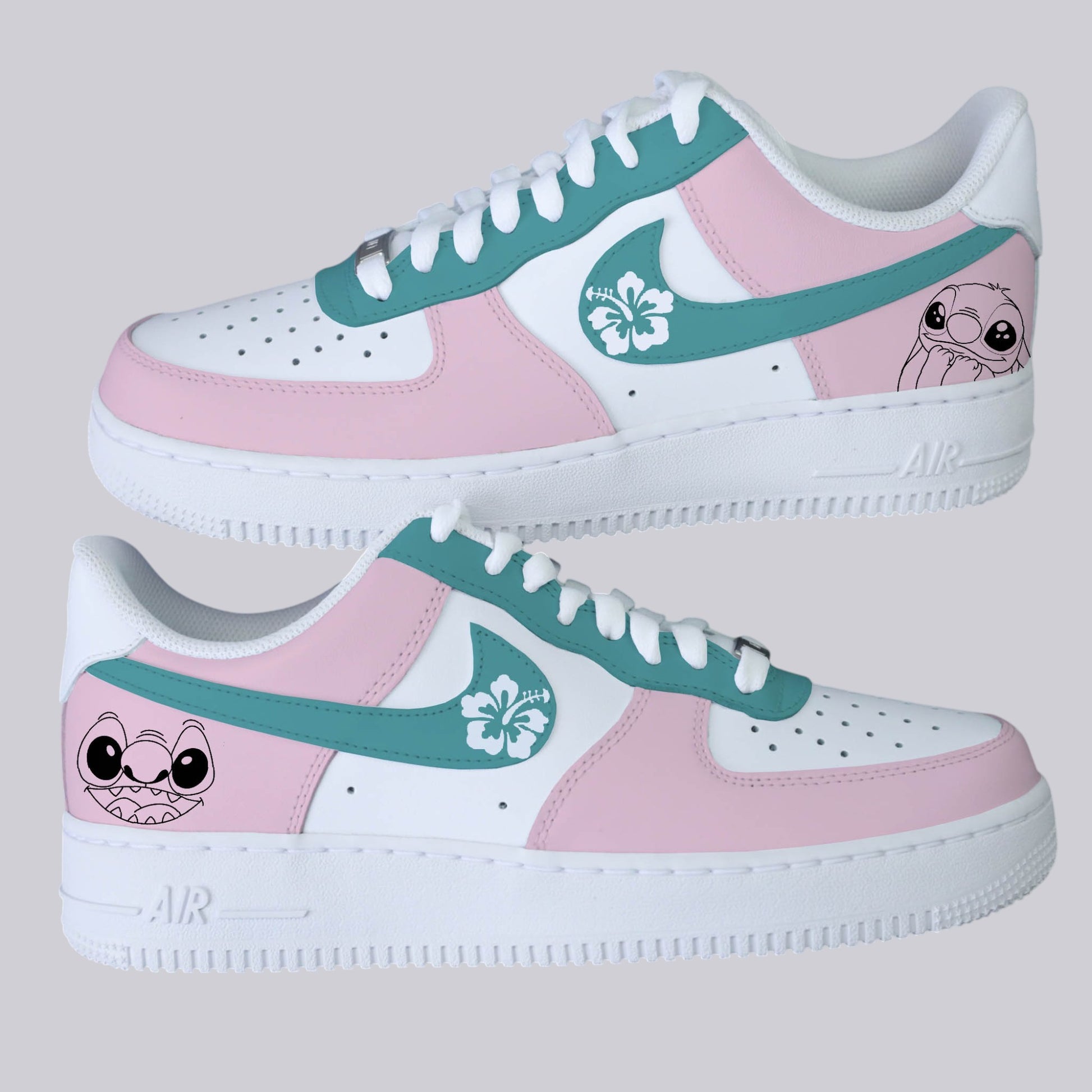 Baskets Nike Air Force 1 Custom thème Lilo & Stitch, rose pastel et turquoise avec dessins à l'arrière et fleur hawaienne