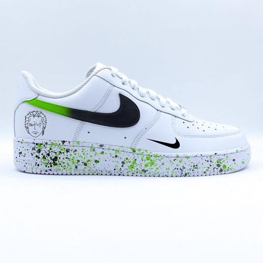 Nike Air Force 1 custom Roronoa Zoro One Piece avec swoosh noir et vert, portrait anime et semelle à éclaboussures vertes et noires