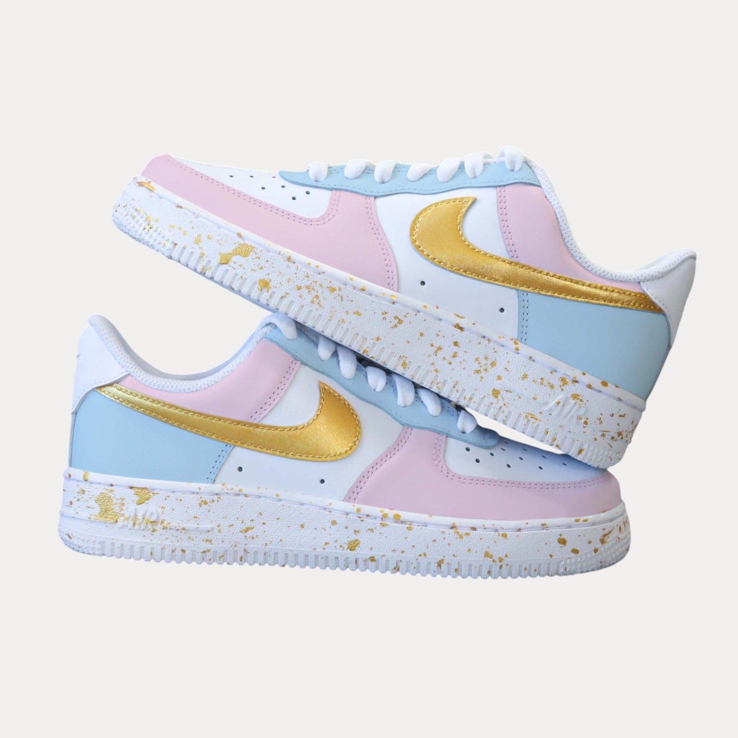 Sneakers nike Air Force 1 Custom couleur rose pastel et baby blue avec swoosh et effet splash doré. Une vraie couleur Gold avec de magnifiques reflets.