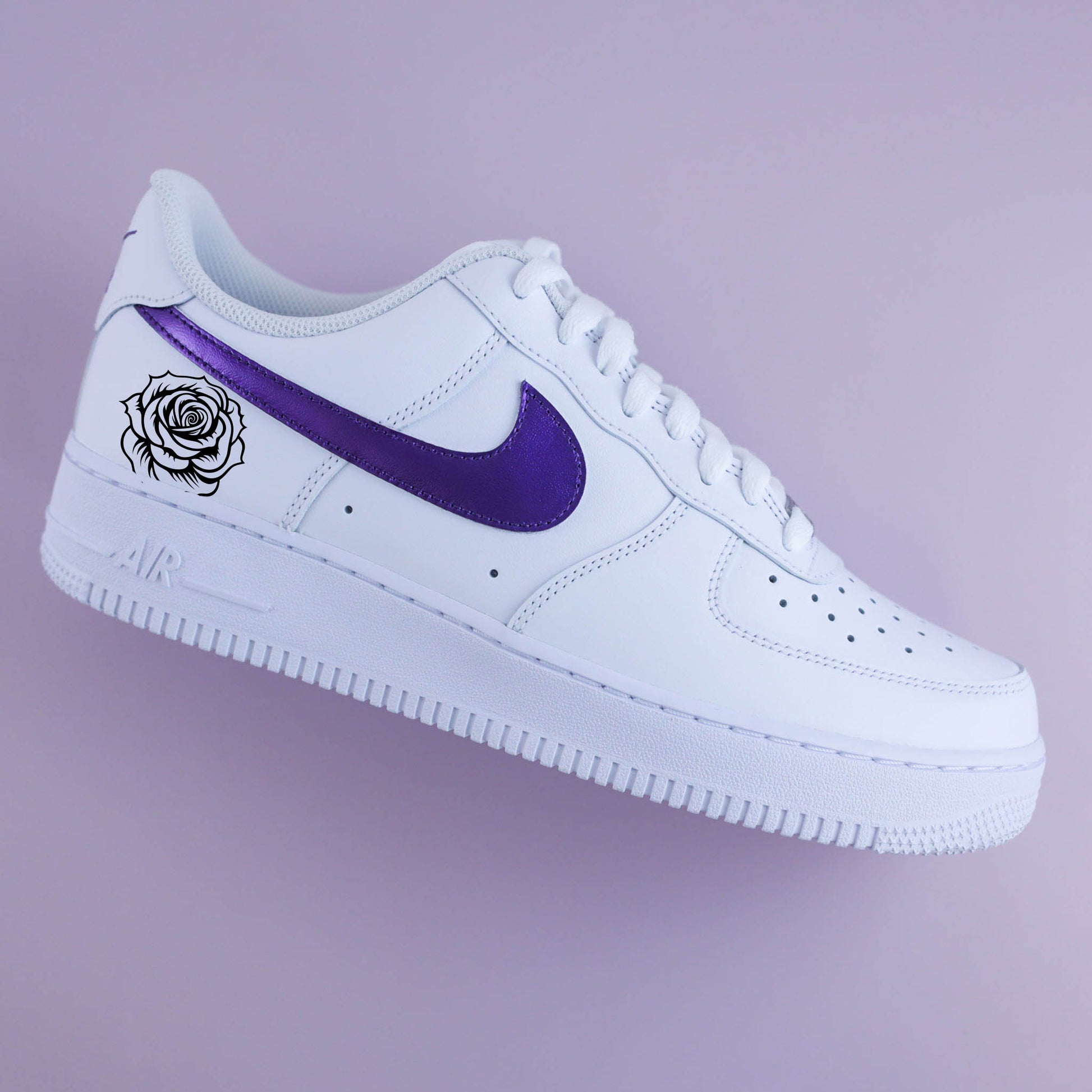 Air Force 1 customisées avec swoosh violet métallisé et rose peinte à la main sur le côté