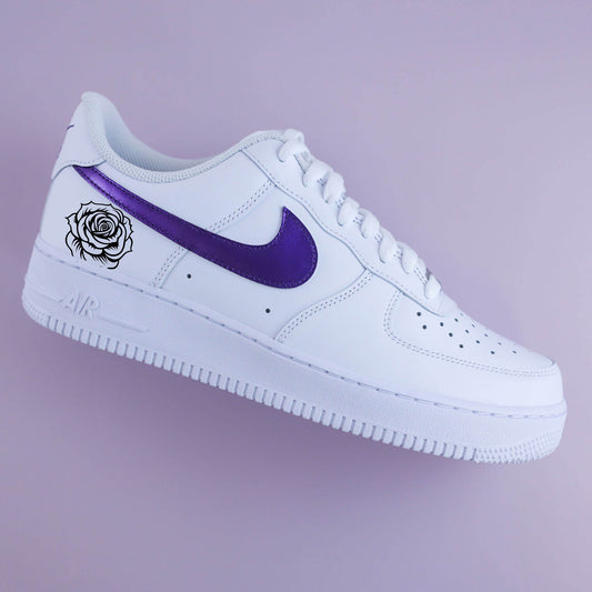 Air Force 1 customisées avec swoosh violet métallisé et rose peinte à la main sur le côté