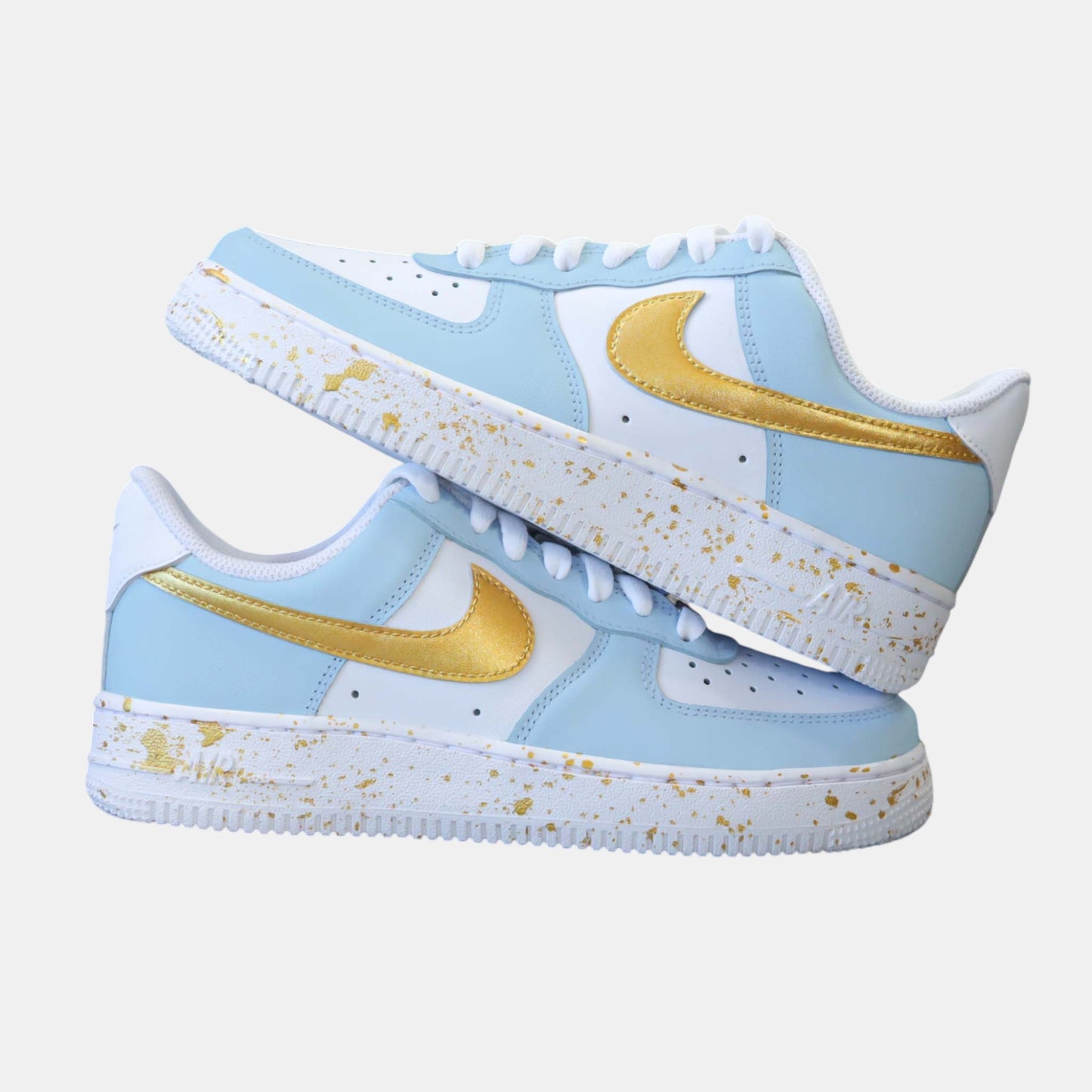 Sneakers nike Air Force 1 Custom couleur bleu pastel avec swoosh et effet splash doré. Une vraie couleur Gold avec de magnifiques reflets.