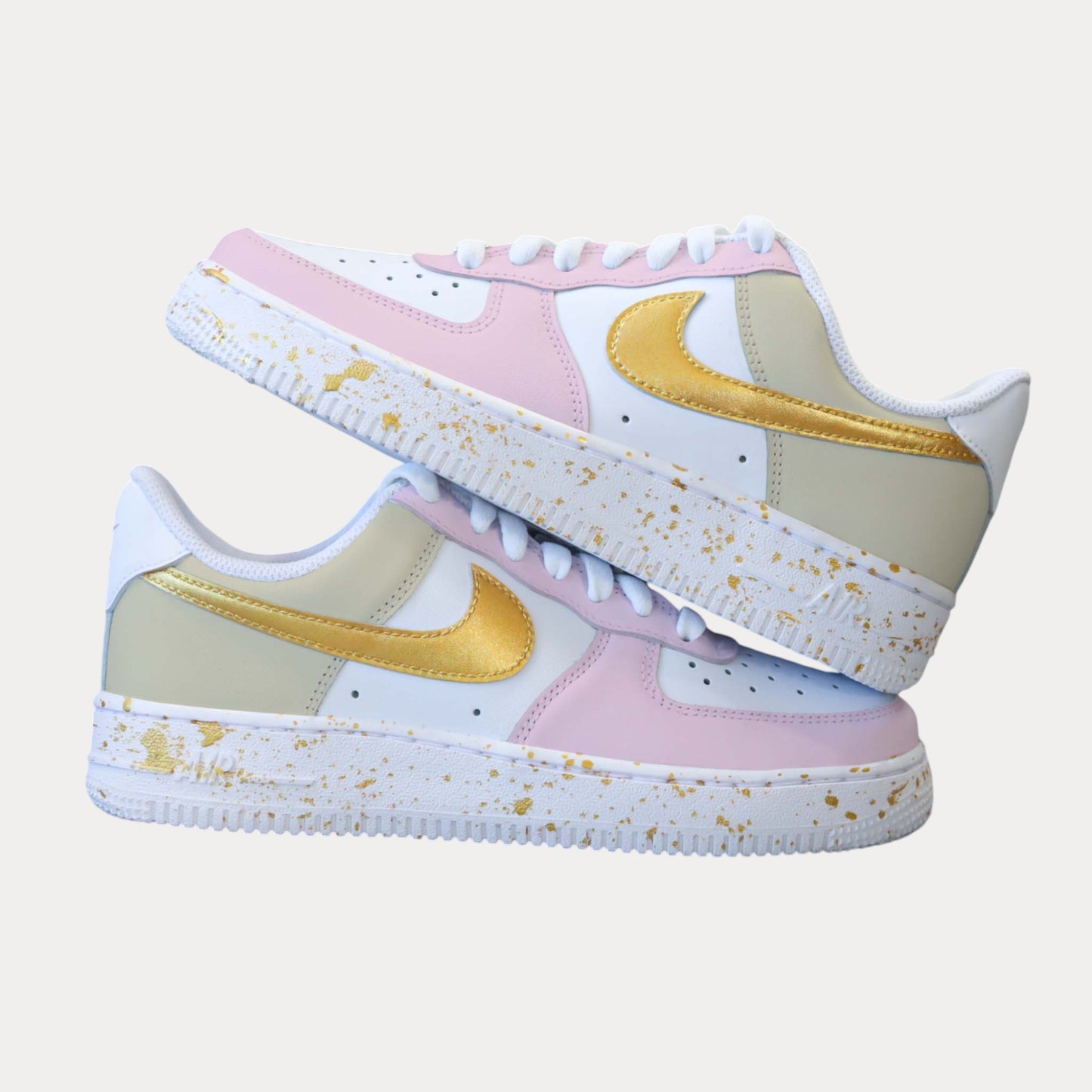 Sneakers nike Air Force 1 Custom couleur rose pastel et beige avec swoosh et effet splash doré. Une vraie couleur Gold avec de magnifiques reflets.