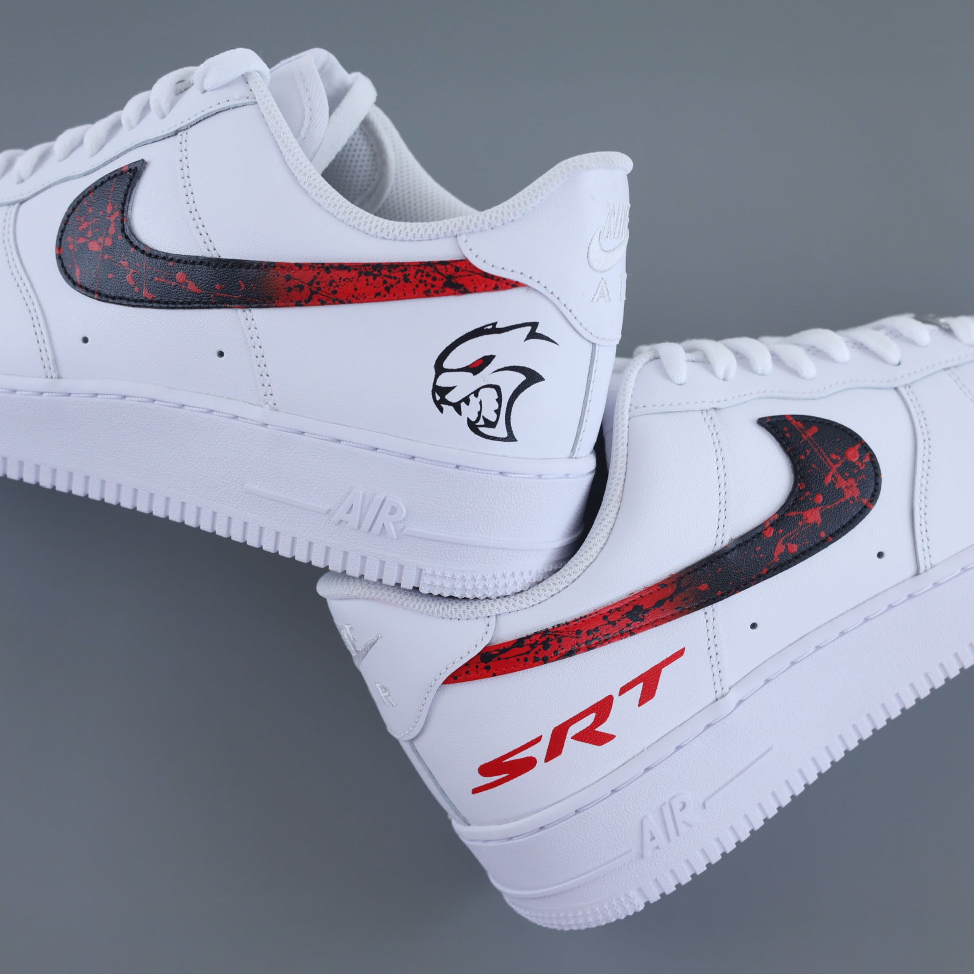 Nike Air Force 1 custom, sneaker custom Dodge, AF1 muscle car, Air Force 1 SRT Hellcat, sneaker américaine, basket customisée voiture, chaussure streetwear USA, sneaker racing, AF1 édition limitée, Air Force 1 peinte à la main.