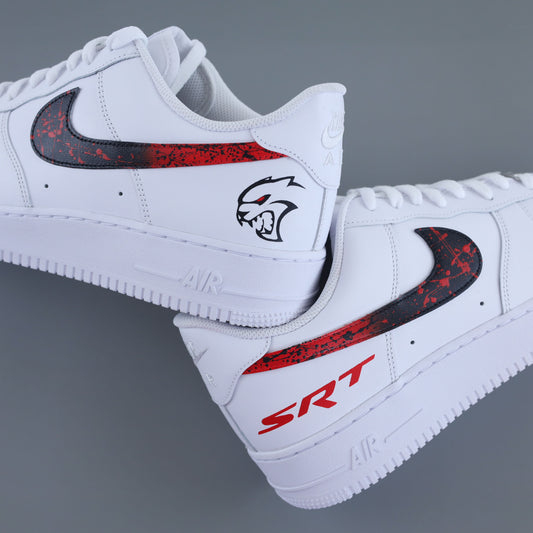 Nike Air Force 1 custom, sneaker custom Dodge, AF1 muscle car, Air Force 1 SRT Hellcat, sneaker américaine, basket customisée voiture, chaussure streetwear USA, sneaker racing, AF1 édition limitée, Air Force 1 peinte à la main.