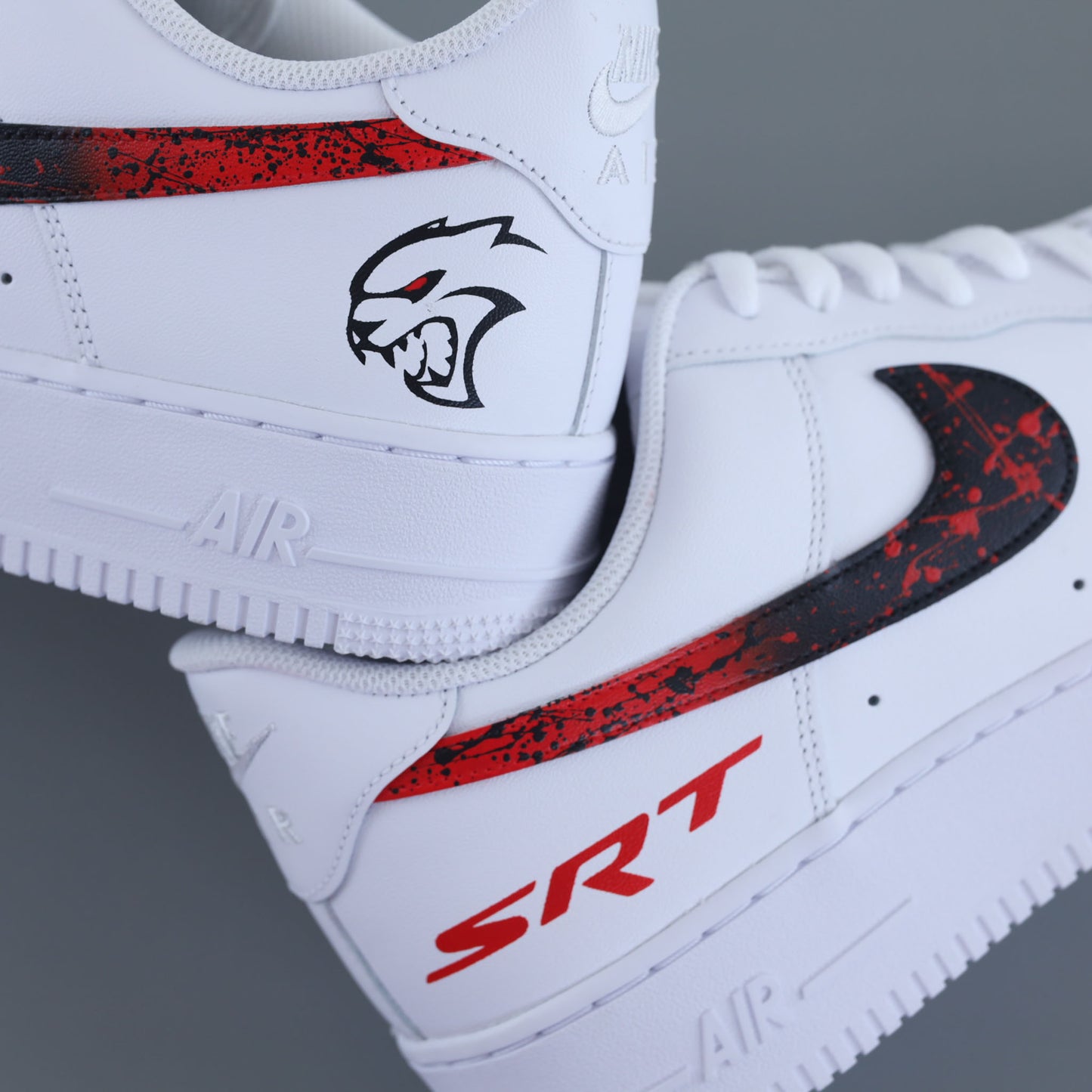 Nike Air Force 1 custom, sneaker custom Dodge, AF1 muscle car, Air Force 1 SRT Hellcat, sneaker américaine, basket customisée voiture, chaussure streetwear USA, sneaker racing, AF1 édition limitée, Air Force 1 peinte à la main.