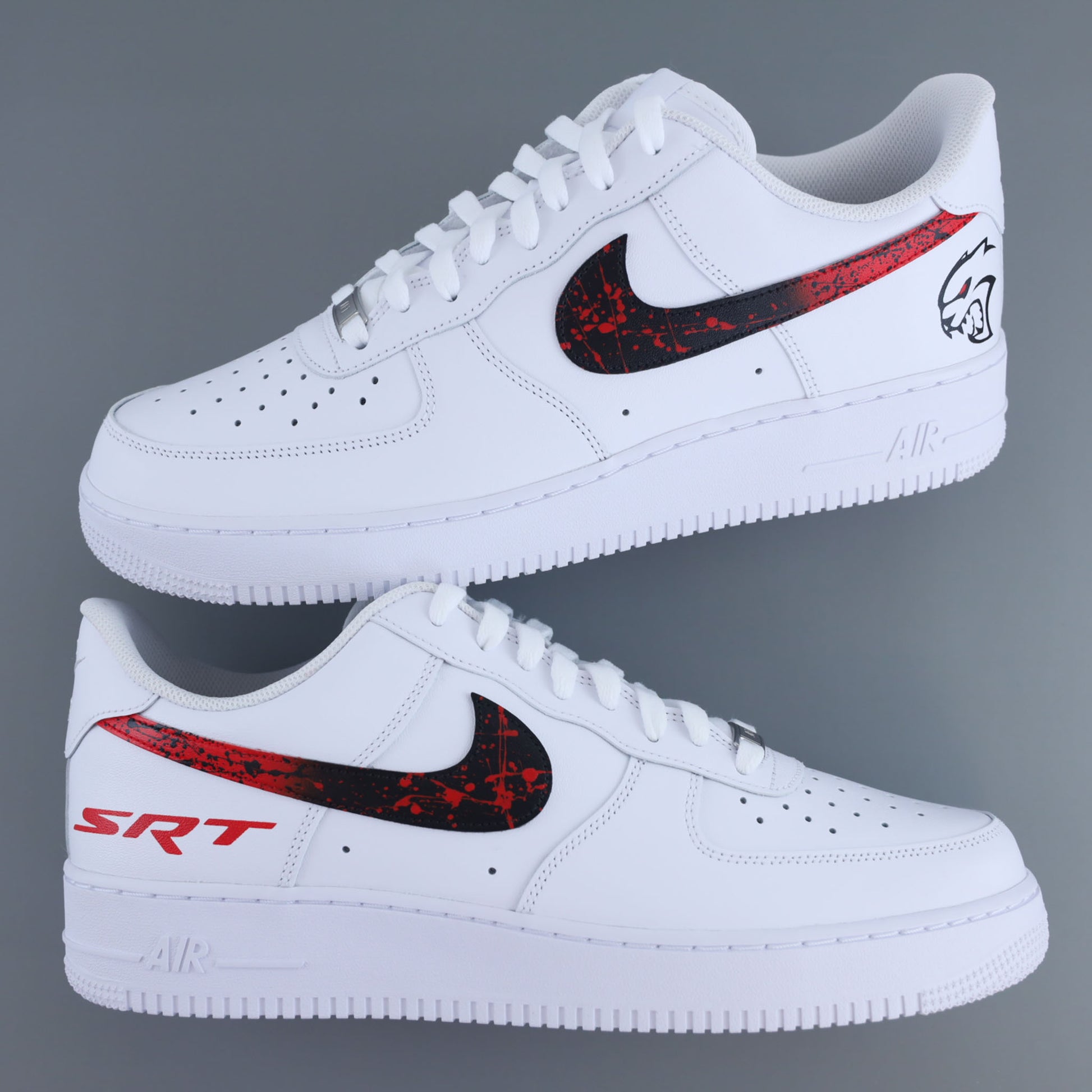 Nike Air Force 1 custom, sneaker custom Dodge, AF1 muscle car, Air Force 1 SRT Hellcat, sneaker américaine, basket customisée voiture, chaussure streetwear USA, sneaker racing, AF1 édition limitée, Air Force 1 peinte à la main.