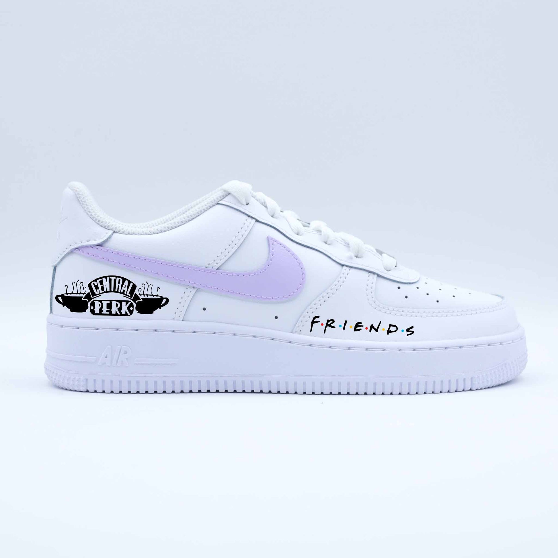 Baskets Nike Air Force 1 Custom thème "Friends" couleur Lila pastel - ami Rachel et Ross - Monica et Chandler - Phoebe et Joey - ami pour la vie - new-yorkaise, sitcom usa