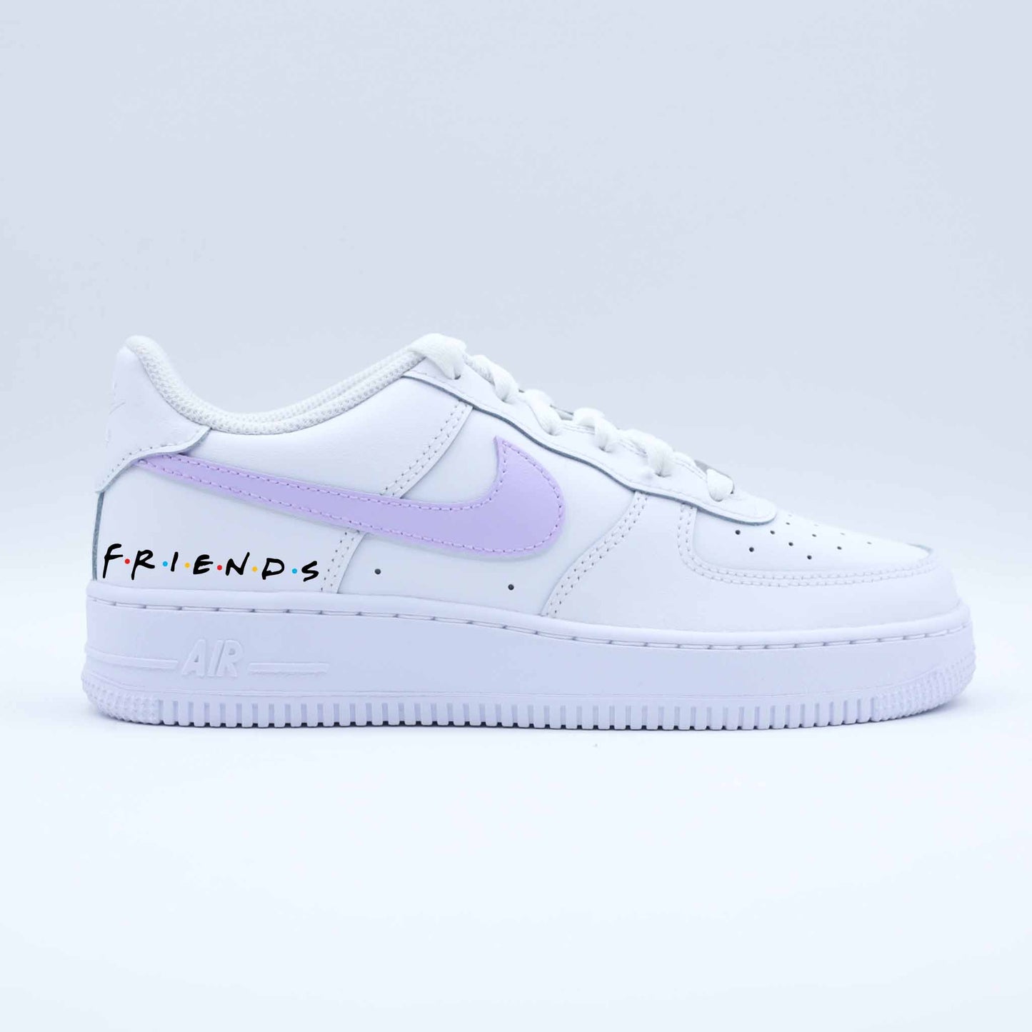 Baskets Nike Air Force 1 Custom thème "Friends" couleur Lila pastel - ami Rachel et Ross - Monica et Chandler - Phoebe et Joey - ami pour la vie - new-yorkaise, sitcom usa