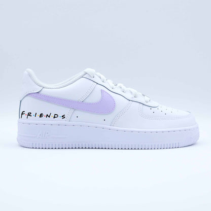 Baskets Nike Air Force 1 Custom thème "Friends" couleur Lila pastel - ami Rachel et Ross - Monica et Chandler - Phoebe et Joey - ami pour la vie - new-yorkaise, sitcom usa