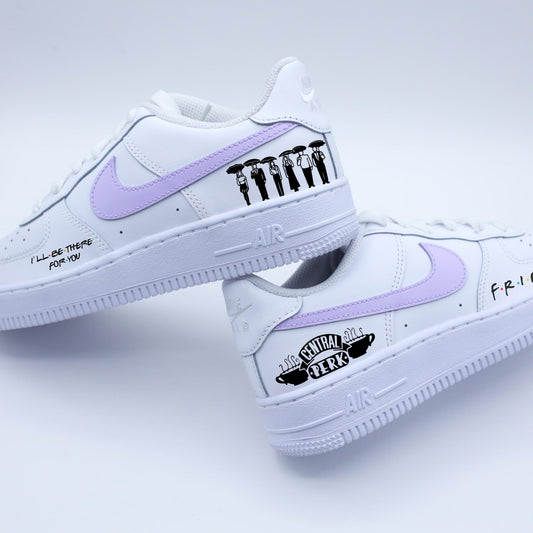 Baskets Nike Air Force 1 Custom thème "Friends" couleur Lila pastel - ami Rachel et Ross - Monica et Chandler - Phoebe et Joey - ami pour la vie - new-yorkaise, sitcom usa