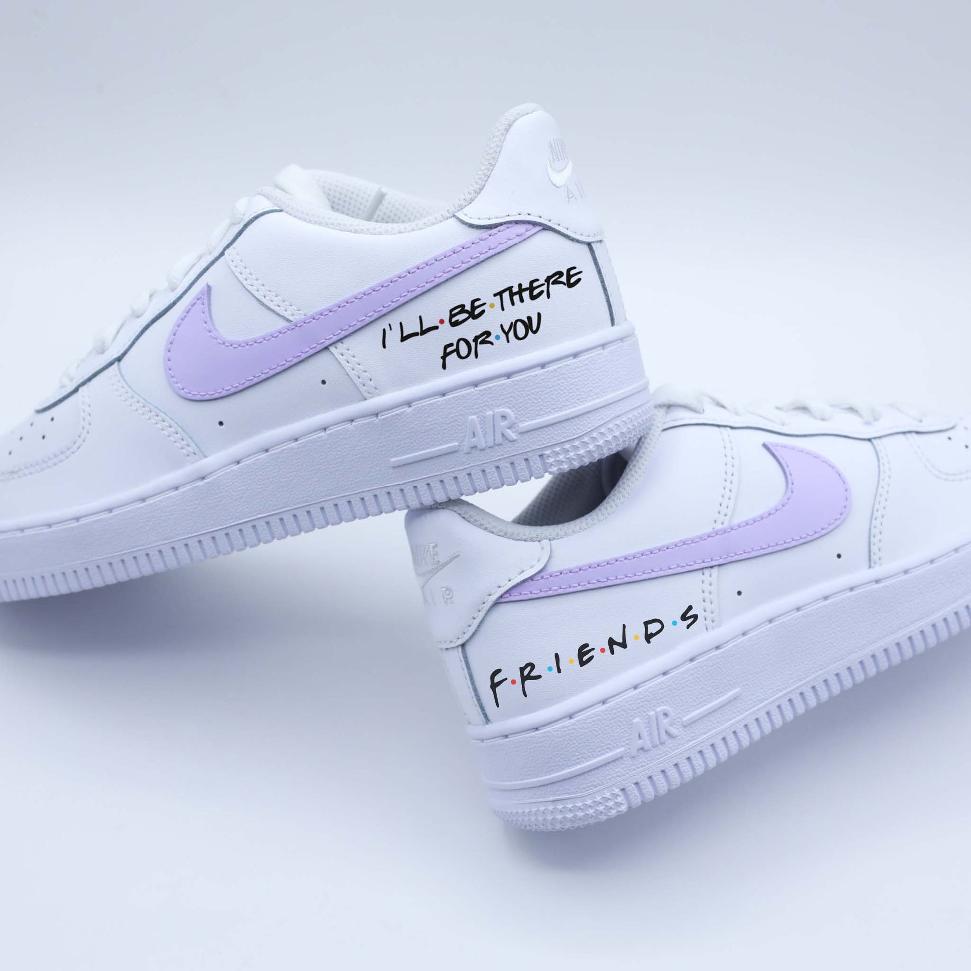 Baskets Nike Air Force 1 Custom thème "Friends" couleur Lila pastel - ami Rachel et Ross - Monica et Chandler - Phoebe et Joey - ami pour la vie - new-yorkaise, sitcom usa