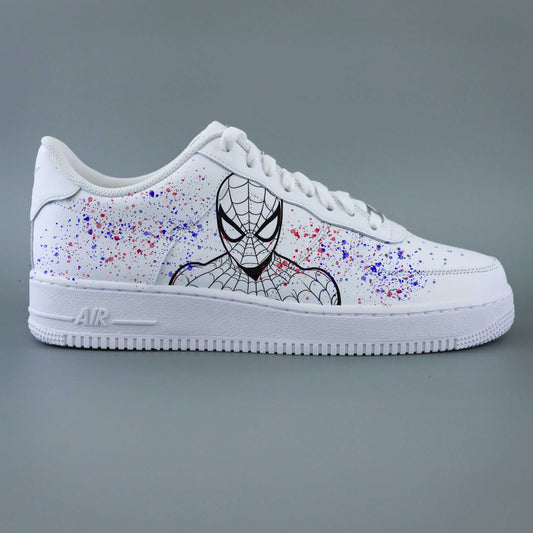 air force 1 custom spider-man avec dessin fait main et éclaboussures de peinture rouge et bleue sur fond blanc, style streetwear marvel
