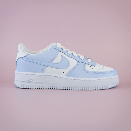 nike air force 1 custom turquoise baskets personnalisées pour fille, idée cadeau pour femme, sneakers nike personnalisables, chaussures tendance, nike enfants pastel, air force bleu clair