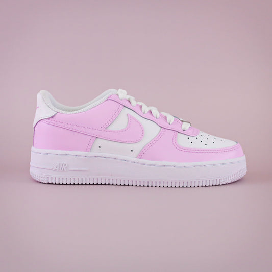 nike air force 1 custom rose pastel, baskets personnalisées pour fille, idée cadeau pour femme, sneakers nike personnalisables, chaussures tendance, nike enfants pastel