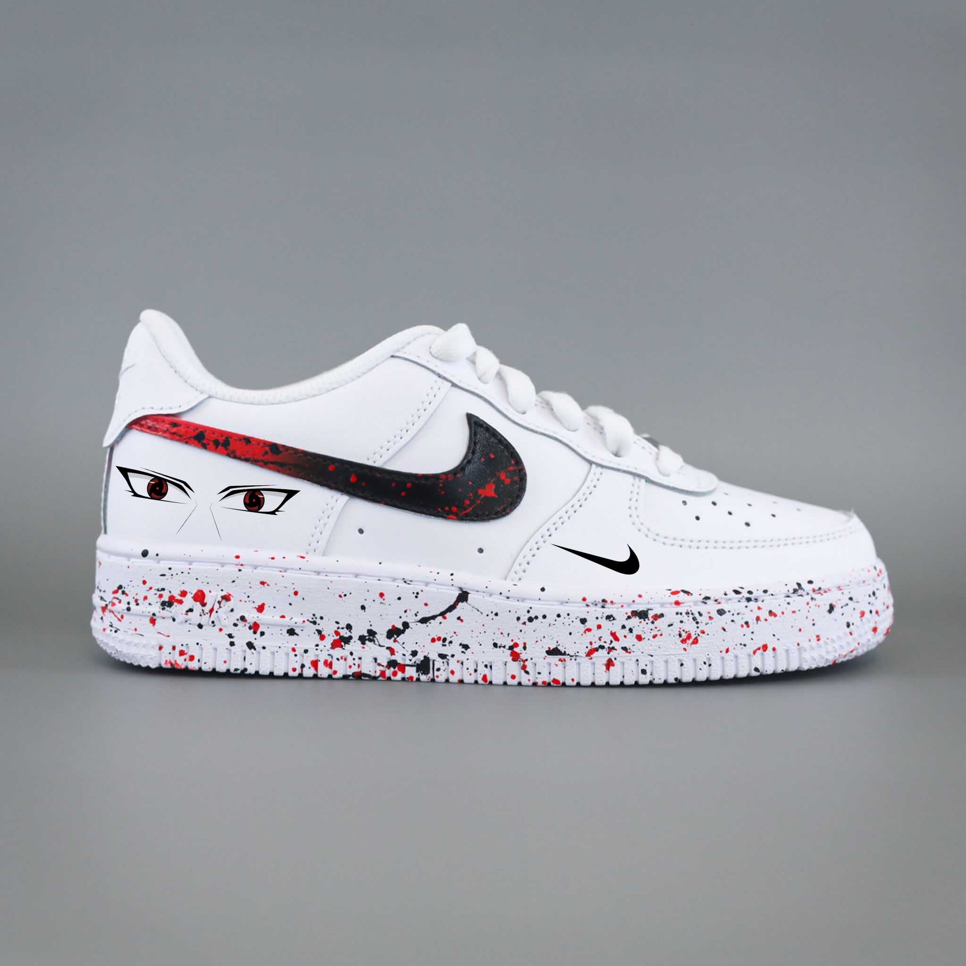 Air Force 1 custom Naruto avec yeux de Sharingan et taches rouges inspirées de l’univers Uchiha