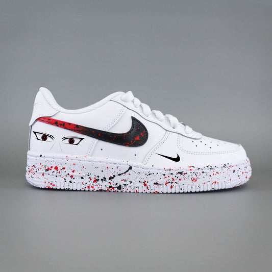 Air Force 1 custom Naruto avec yeux de Sharingan et taches rouges inspirées de l’univers Uchiha