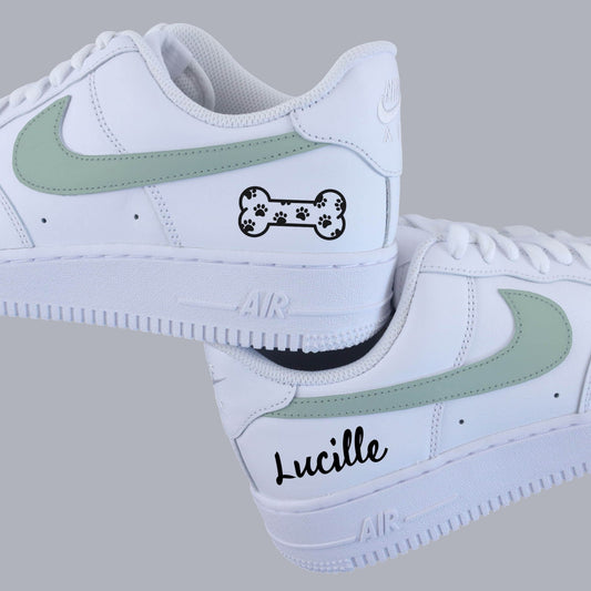 Sneakers Air Force 1 custom vert pastel avec os, empreintes et prénom personnalisé - nike custom chien , sneakers dog fan