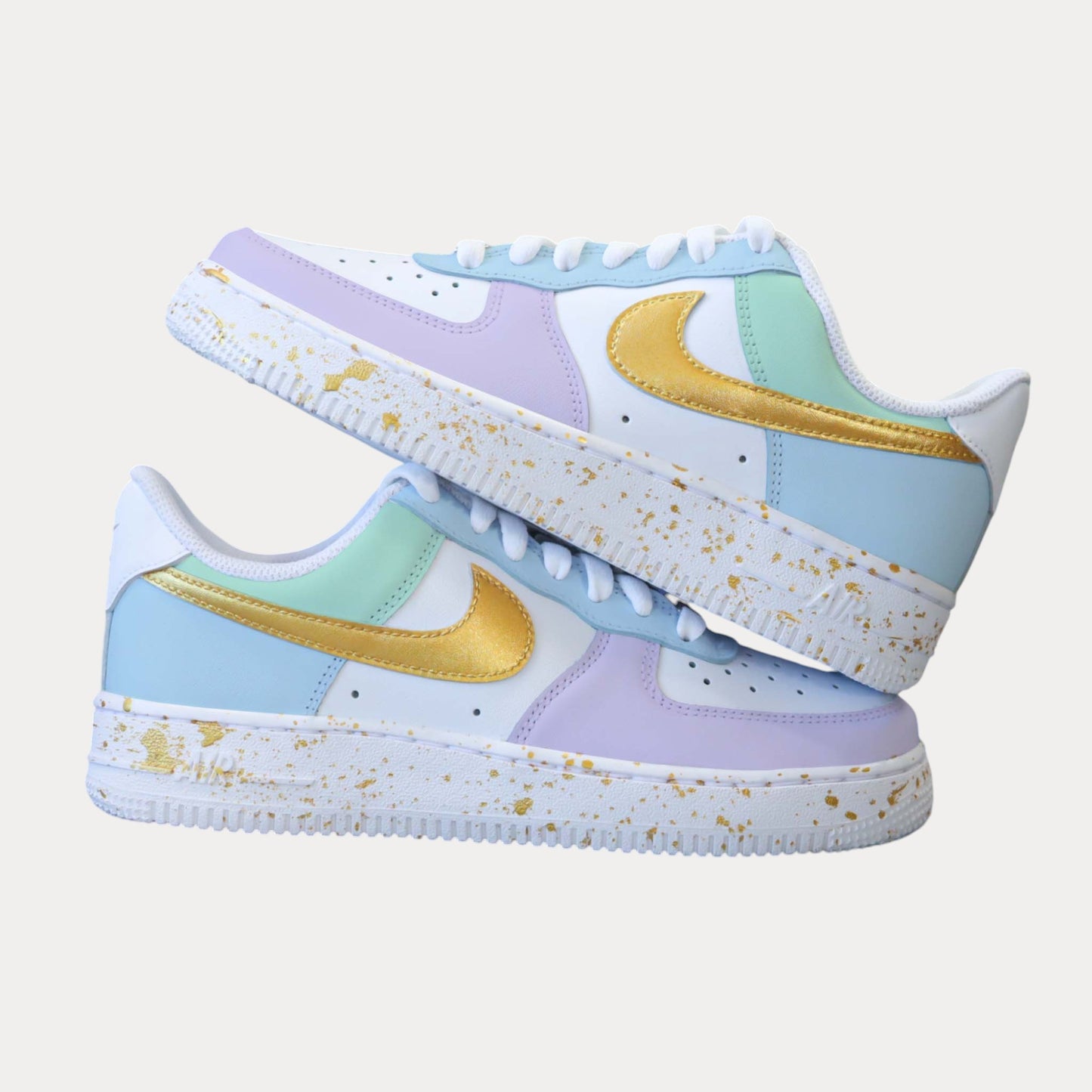 Sneakers nike Air Force 1 Custom couleur Lila pastel et baby blue et menthe clair avec swoosh et effet splash doré. Une vraie couleur Gold avec de magnifiques reflets