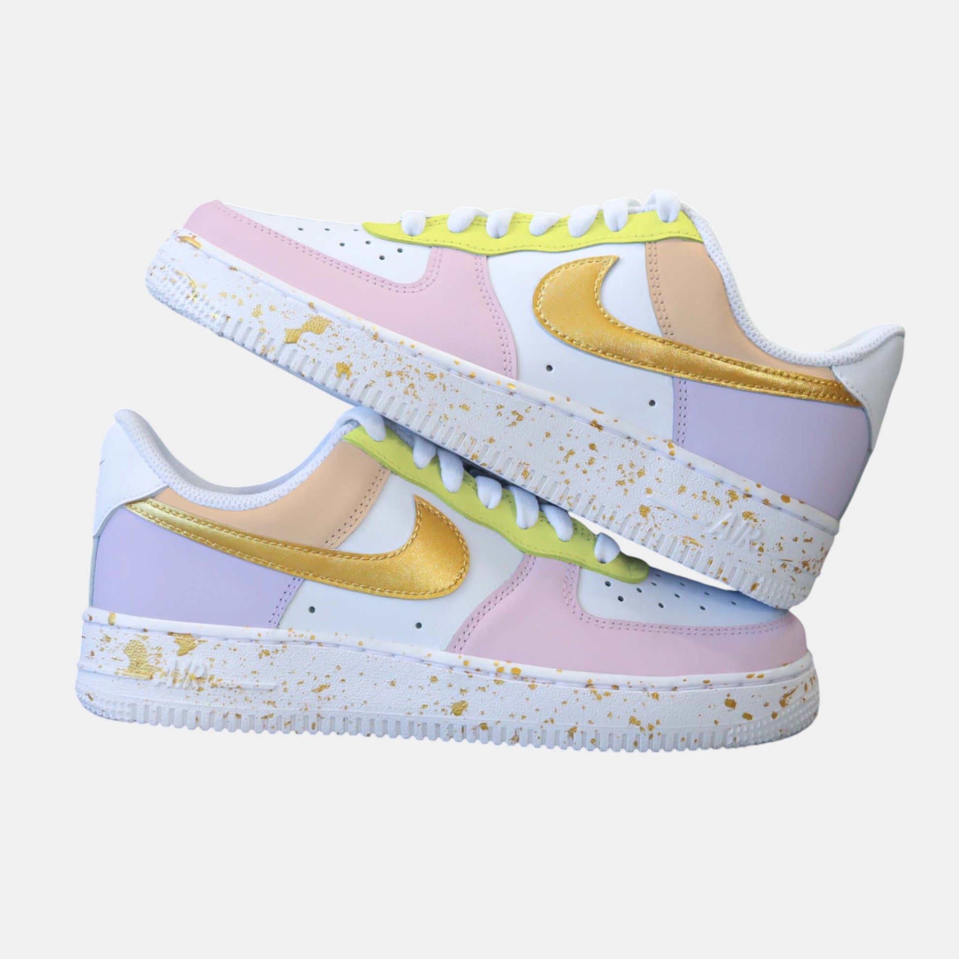 Sneakers nike Air Force 1 Custom couleur rose pastel et abricot et jaune clair avec swoosh et effet splash doré. Une vraie couleur Gold avec de magnifiques reflets.