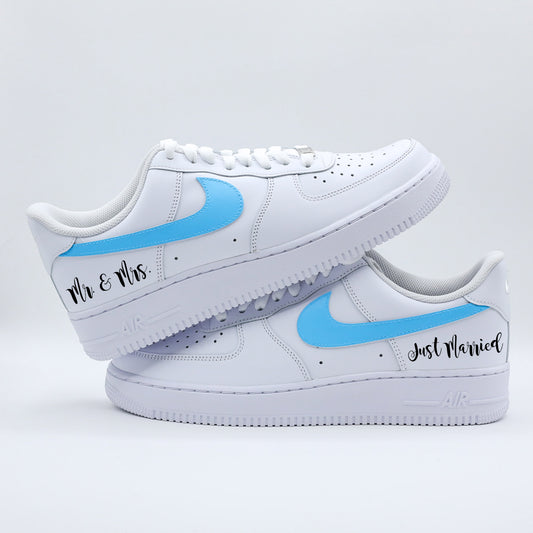 Baskets nike Air Force 1 Custom mariage avec swoosh bleu ciel, inscription Mr et Mrs